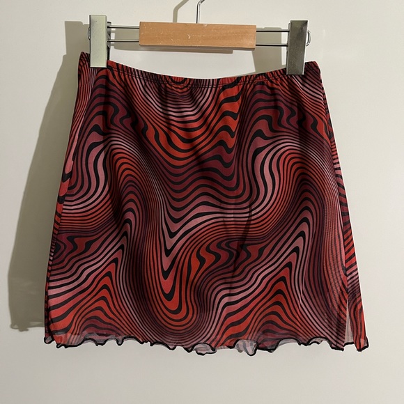 ASOS DESIGN abstract wavy print skort, size 2, red black - Picture 2 of 4